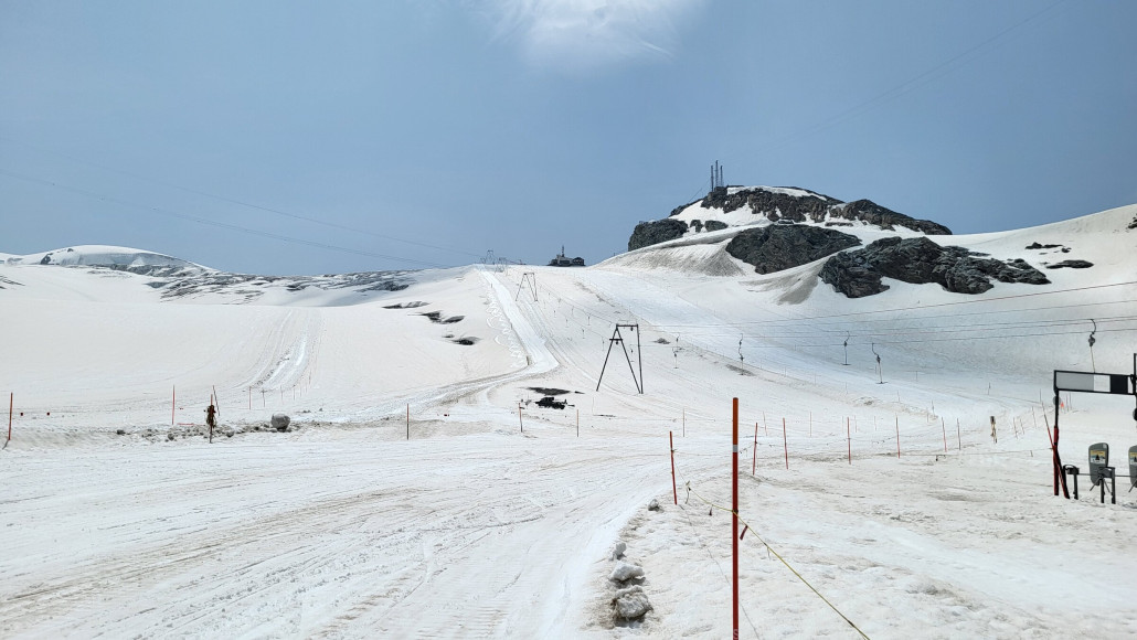 Schade auch, dass die direkte Abfahrt (links im Bild) bis hierhin nicht mehr hergerichtet wird. War sonst um die Zeit immer die schönere und steilere Abfahrt.
