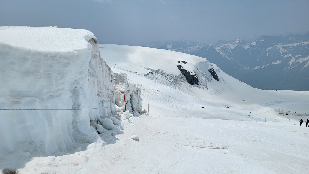 Vorbei an gewaltigen Gletscherwänden