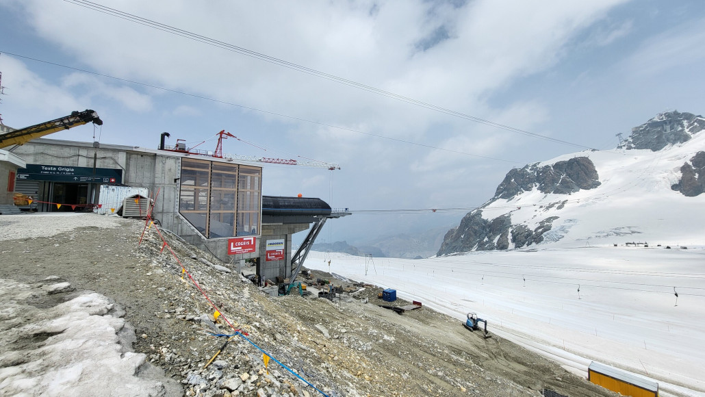 Beim Baustart freute ich mich noch über die neue Bahn als komfortable Wiederholungsbahn. Mittlerweile ist der Höhenunterschied so groß, dass ich mich frage, wie man als Skifahrer da überhaupt raufkommen soll.