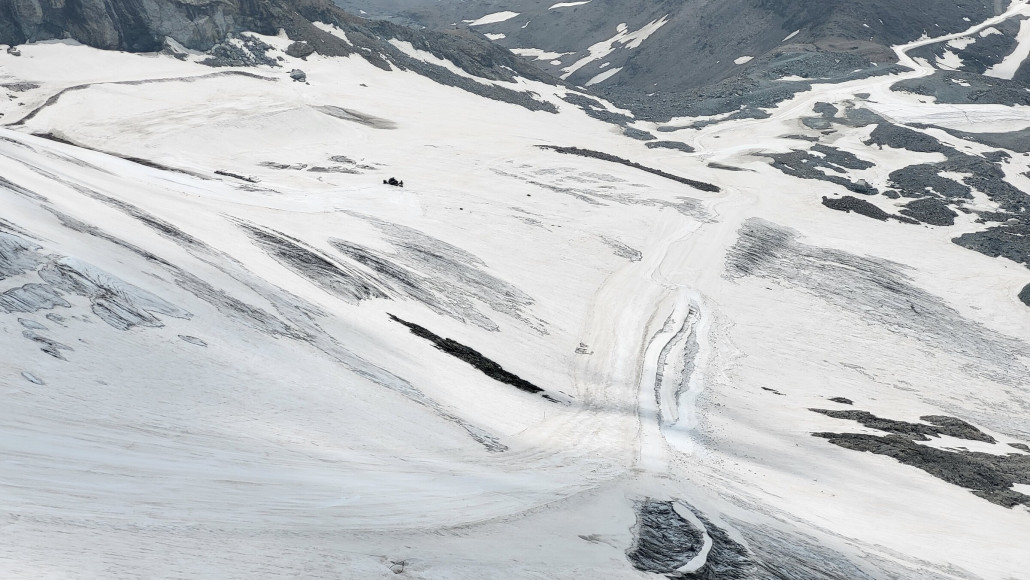Ventina schon mit weniger Schnee und vielen Raupen in Betrieb