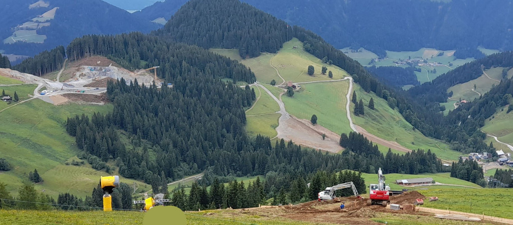 Bauarbeiten nahe der Bergstation Hexen6er. Links hinten Teichbaustelle, rechts im Hintergrund Deponieflächen