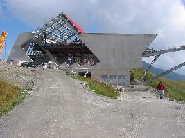 Stationsbau von der Seite. Gelungenes Design, wie ich finde