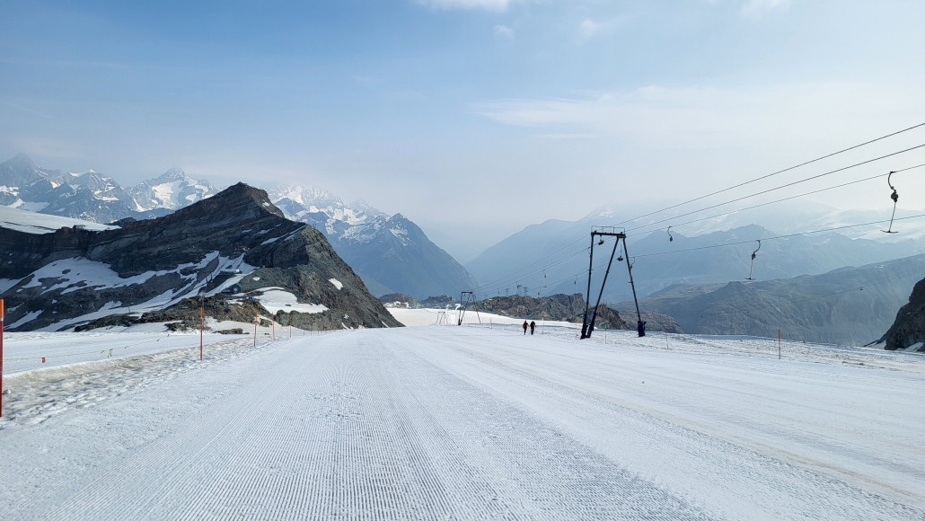 Zu Beginn noch leer, sonnig und guter Schnee. Zwar vor 9 Uhr, aber ab 7 Uhr wärs einfach noch besser.