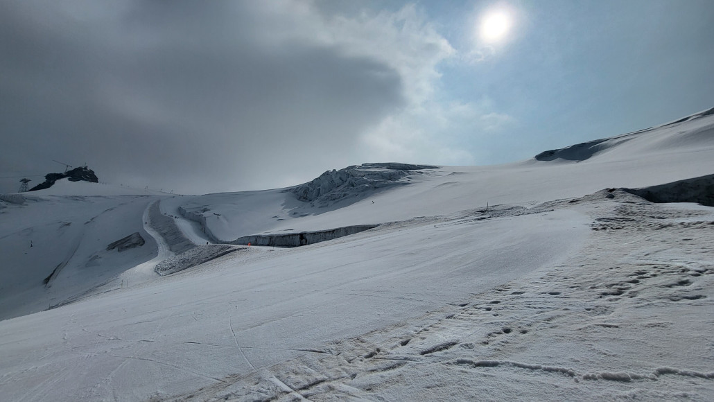 Diese Wolke hielt sich seit dem Morgen und wurde immer dichter. Verschattete so den Großteil der Pisten.