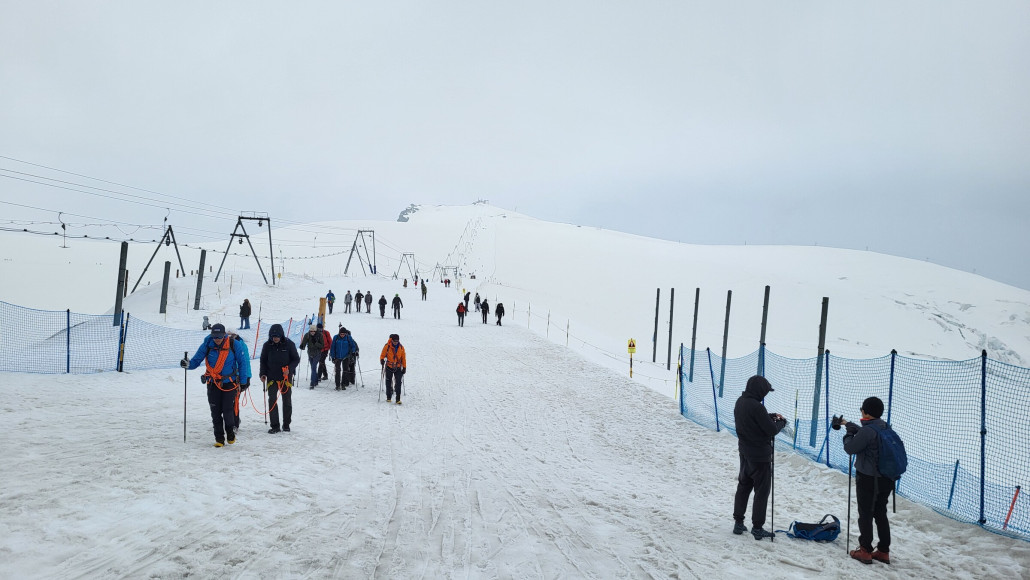 Viel Betrieb am Breithorn, mit sehr internationalen Gästen. Leider verstellten häufig Fußgänger die Piste und zertraten den Schnee.
