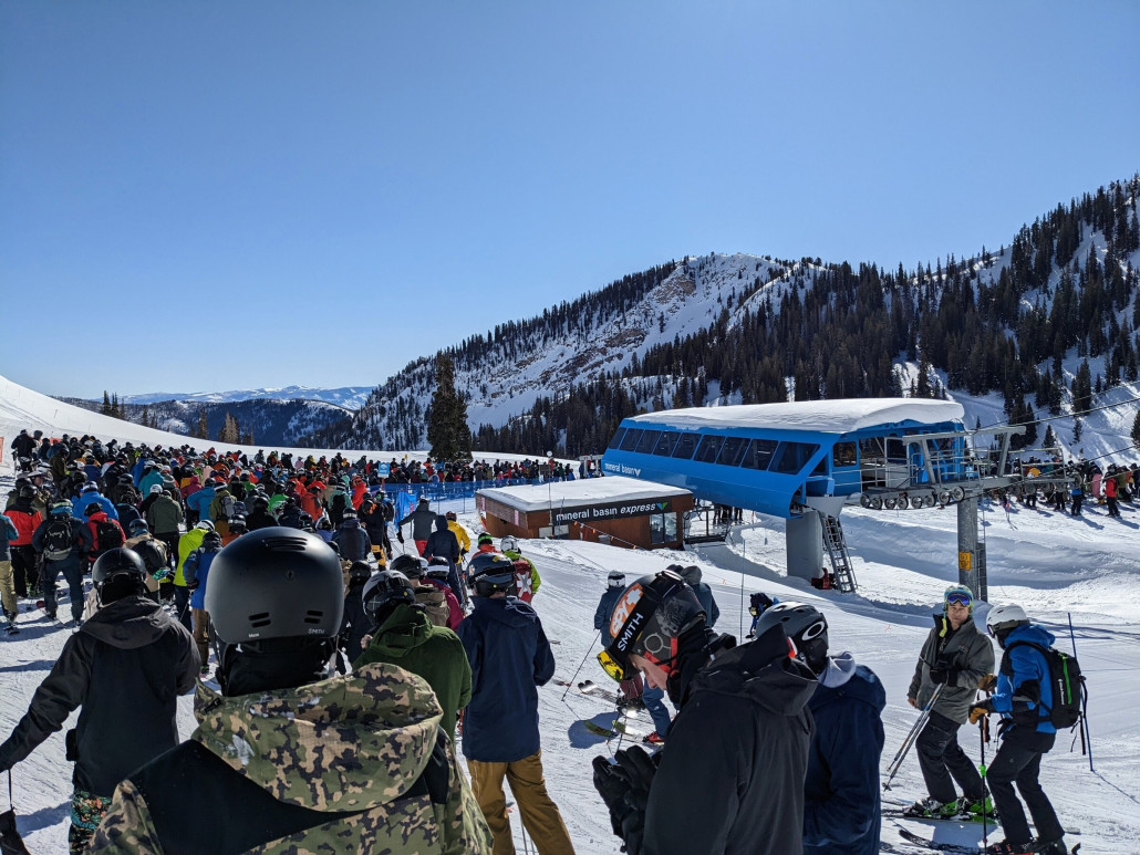 Etwas Warten muss sein... der arme Lift schien etwas heiss gehabt zu haben. Zu Beginn stoppte er rund alle 2 Minuten, dann 1 Minute, dann 30sec, dann 10sec und schlussendlich stand er für 45 Minuten