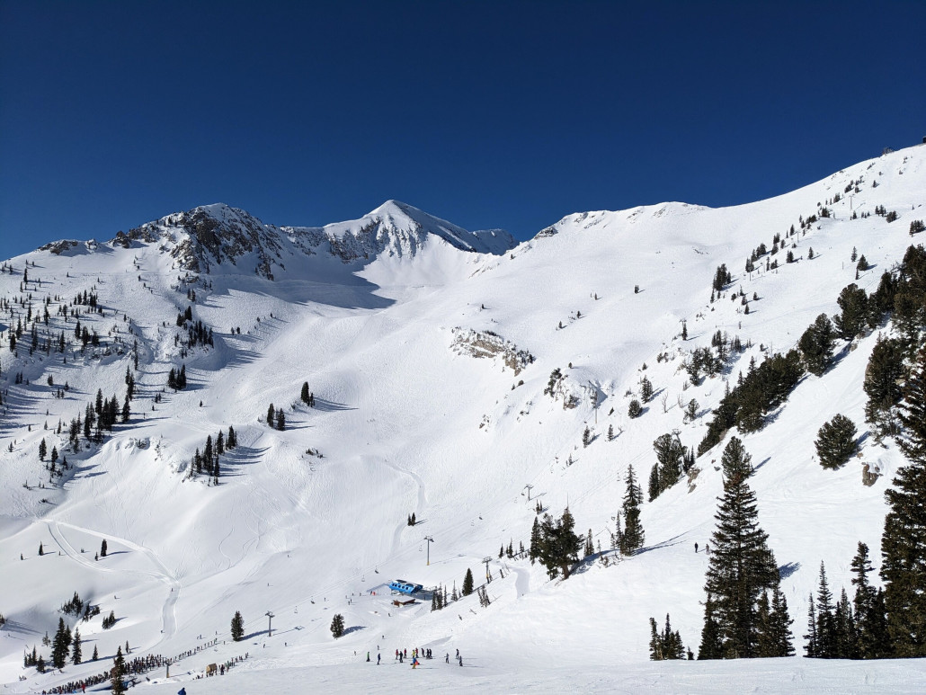 Mineral Basin von Süden aus gesehen. Eine riesige sonnige Schneeschüssel