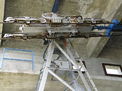 Bell-Laufwerk für Doppeltragseil, Fangbremsen mittig angeordnet.