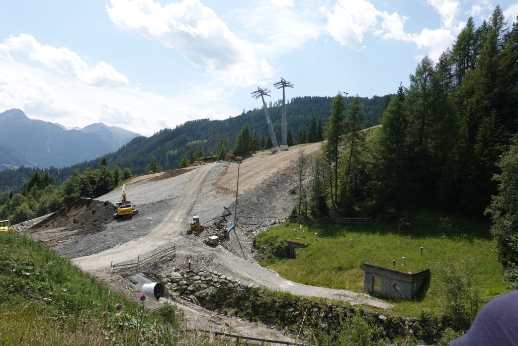 Komperdellbahn neu; Pistenmodellierung und Stützen bei den Erdpyramiden