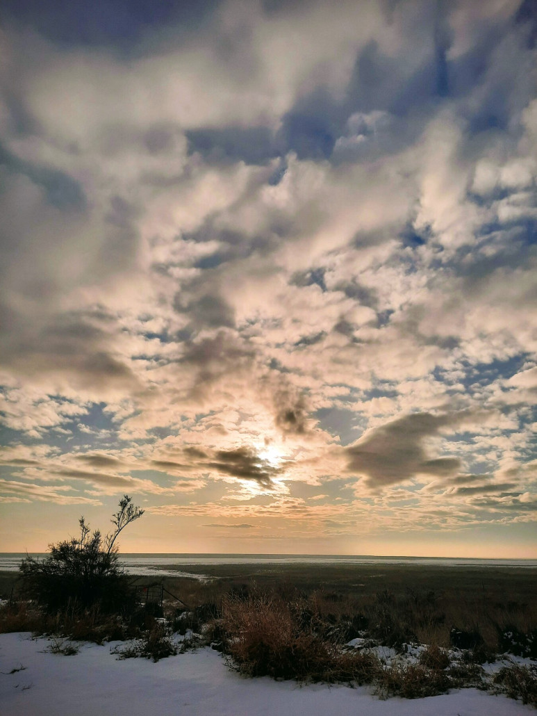 Das Niederschlagsband zog am frühen Abend in den Osten ab und dahinter klarte es wieder auf. Wunderschöne Abendstimmung am Salzsee