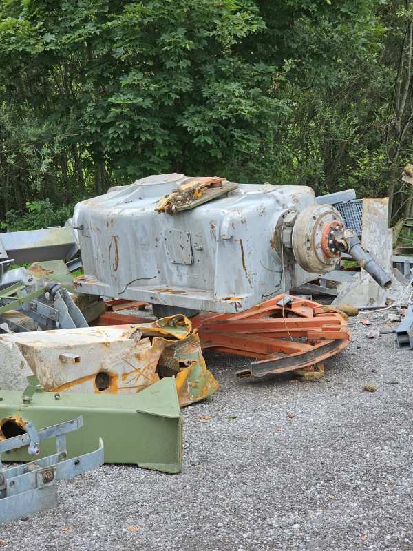 Getriebe samt Seilscheibe.