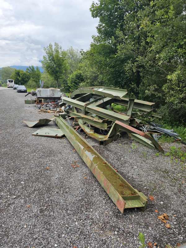 Die Überreste liegen direkt neben der Einfahrt auf dem großen Parkplatz.