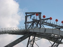 Stützenaufbauten im Detail. Die beiden Kräne sind vermutlich für die Rettungsbahn