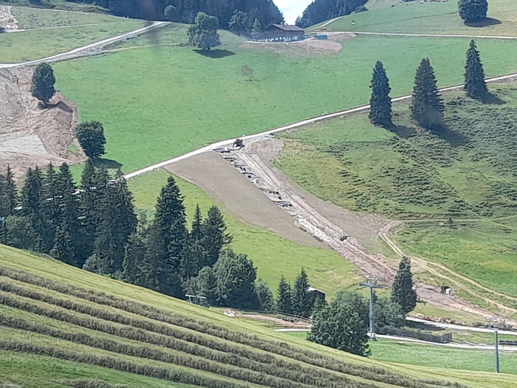Massiver Ausbau der Leitungen im Bereich Rinner: Freilich auch für Zu- und Ableitung vom Teich. Der "Energievernichter" ist neben der Talstation von HIG  verbaut