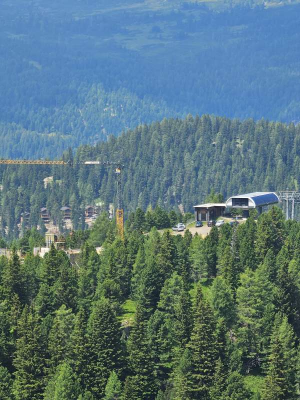 Rechts die Zirbenwaldbahn, links entsteht die neue Wildkopfbahn.