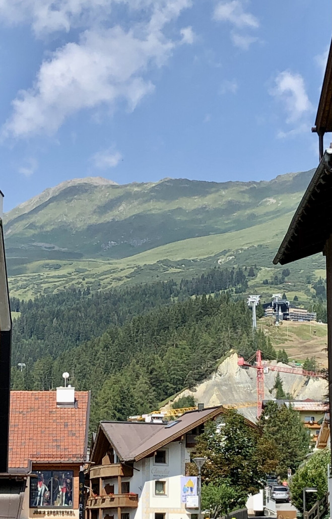 Die Stütze am linken Bildrand suggeriert, dass der Streckenverlauf doch hinunter in der Schlucht verläuft. (Entschuldigt die schlechte Bildqualität)