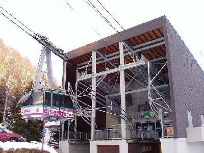 Talstation. Der Typ wird wohl auch bald austerben. Diese dunklen 70er Jahre Juhuibauten