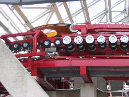 Umlaufförderer und Seilscheibe. Der Antrieb befindet sich Unterflur.