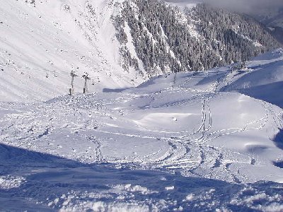 Die Piste direkt an der Parlet 3SB war eine Kartofelacker. Um so besser die Abkürzung direkt unter der Sesselbahn runter