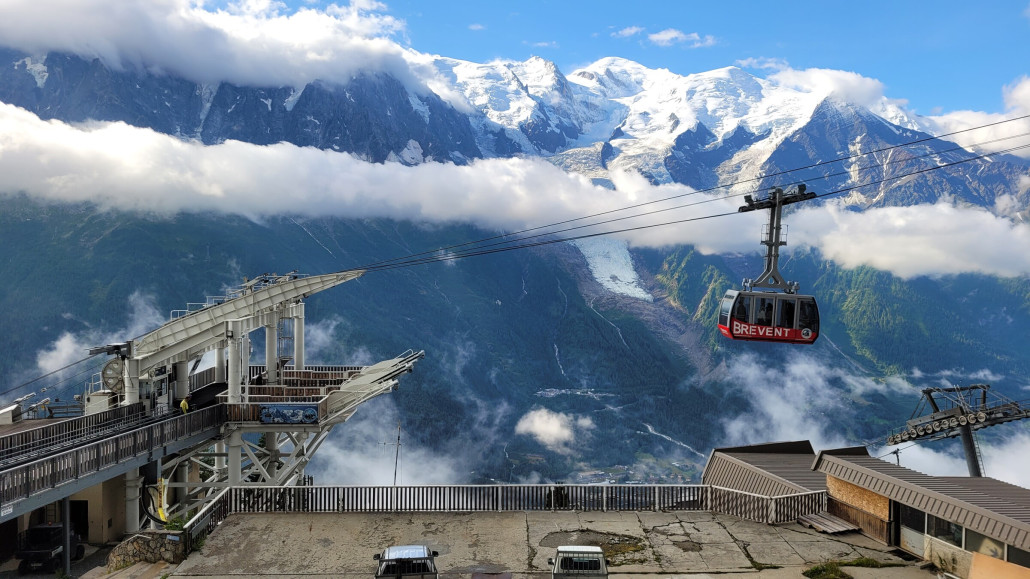 Talstation der GMM-Bahn, dahinter Mt Blanc