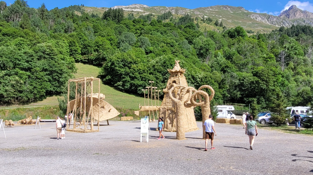 Strohkunstwerke am Ortsausgang Valloire