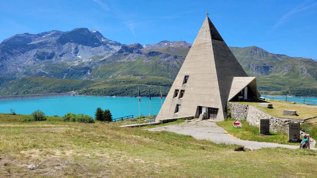 Pyramidenförmige Kirche am Mont Cenis
