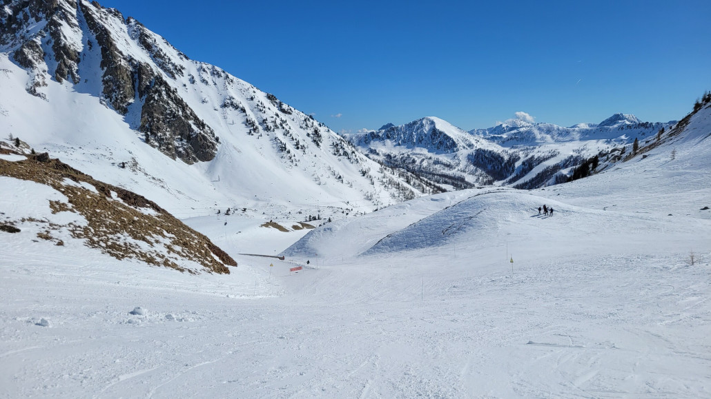 Oben am Col, links ist die Passstrasse für Skifahrer gesperrt