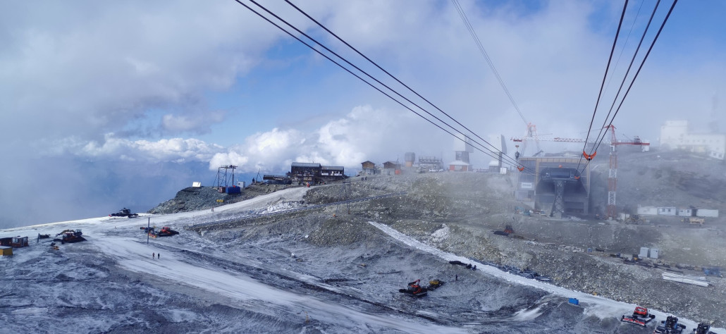 Gesamtansicht - links das Förderband, anschließend im unteren Bereich wo der Eingang hinkommen soll wird noch gearbeitet