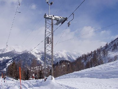 Einseitige Stütze Skilift Comasne mit Flutlicht. Lift macht 350 Höhenmeter