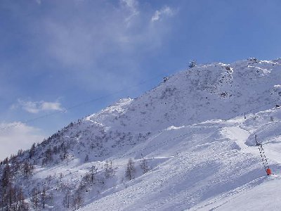 Bergstation Sasso della Boggia links am Ziehweg endet der Skilift Cassinello