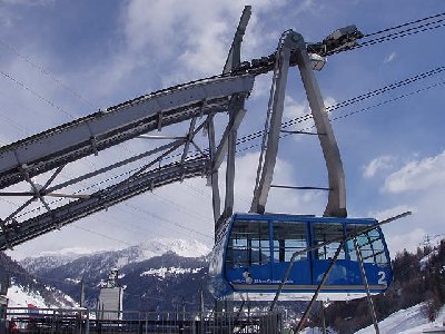 Kabinen fassen 100 Personen. Die Stationskonstruktion gibt es hete noch zu kaufen. Tux150 ist der gleiche Typ