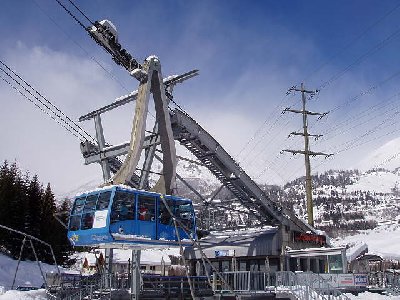 Talstation Airolo. Offene Konstruktion. Die Pendelbahn wurde 1994 gebaut und ersetzte eine 40PB von Habegger