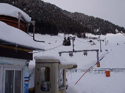 Jetzt stehen an dem Hang 2 Förderbänder