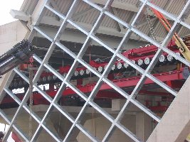 Station von der anderen Seite. Das Stahlgerüst für die Glasfläche ist hier bereits montiert.