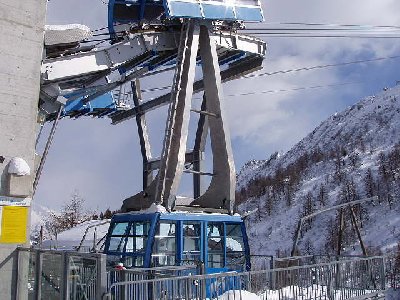 Sektion 2 fährt auch 10m/s hat aber keine Stütze nur ein Grosses Kuppengerüst vor der Bergstation. 800p/h