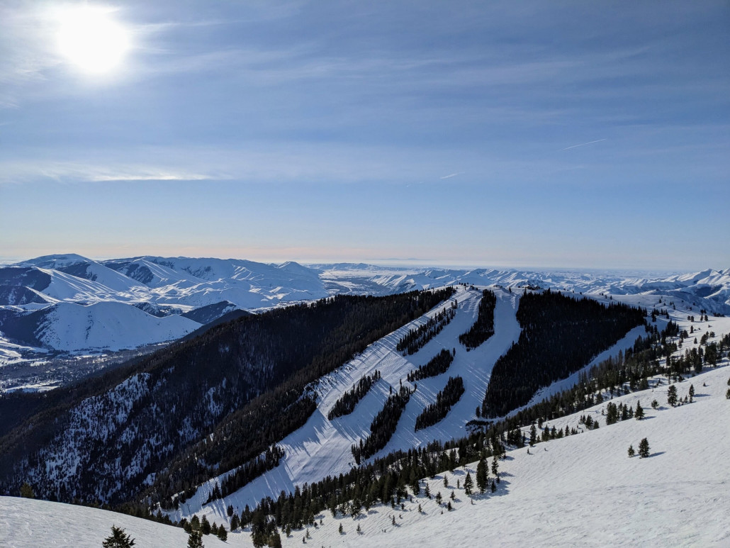 Blick vom Top des Bald Mountain hinüber zur Seattle Ridge
