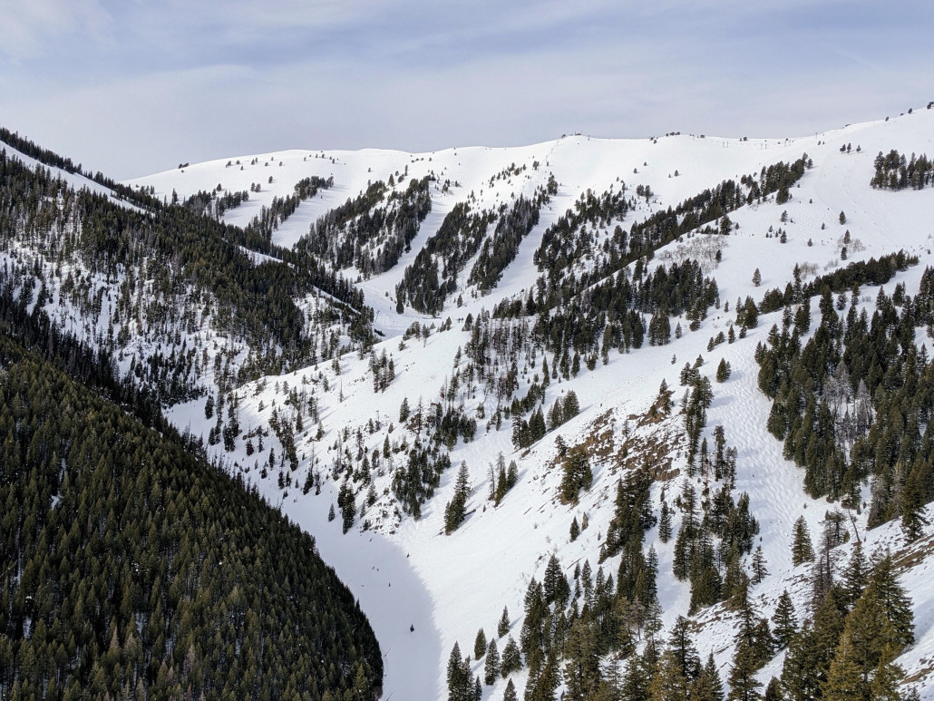 Blick vom Broadway Sessel in die genialen Powder-Bereiche. Bei Neuschnee müssen wir unbedingt mal herkommen/hier sein!