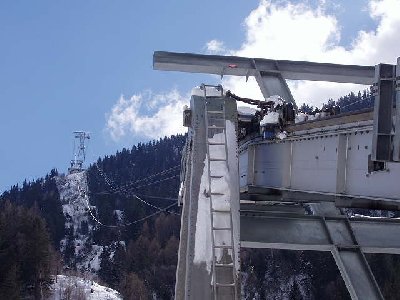 Das Laufwerk ist offen. Alles im Schnee. Dumm installiert auch die Ladekontakte auf der Aussenseite. :-(