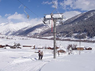 Nochmals dahinter das Areal des Flughafens.