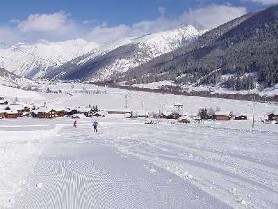 Blick über Geschinen das Goms hoch. Unten der alte Flugplatz Ulrichen. rechts gehts Richtung Nufenen da steht auch noch ein LSAP Einersessel Kombilift. Weiter hinten sieht man den verhungerten Hungerberg