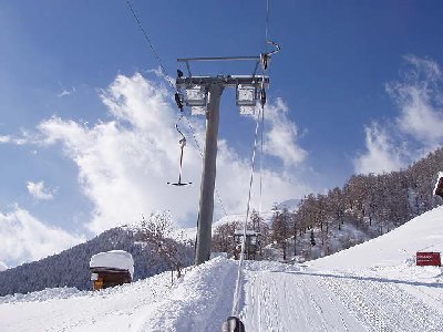 Die Umlenkrolle in der Bergstation wurde nicht ersetzt. Daher hier die Seilspur durch schräge Rollen erweitert.