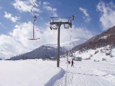 Skilift Lauinen macht auf 880m Strecke 153 Höhenmeter. Flacher als Flach.