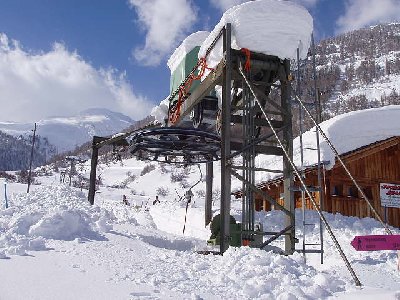 Skilift Geschinen. Noch ein Uhrbühler. Allerding mit einer neuen Umlenkrolle da von Kurz auf Langbügel umgebaut.
