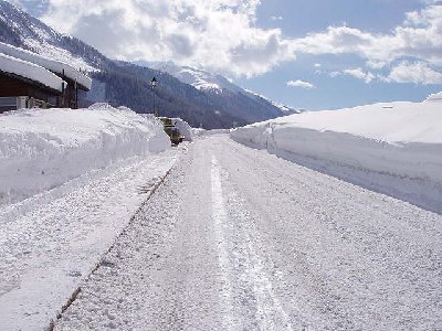 Kantonsstrasse im Goms nach dem Grossen Schneffall. Nur zur erinnerung hier fahren alle Autos durch die von Brig nach Oberwald zum Autoverlad wollen.