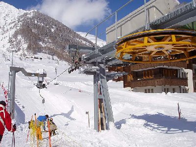 Einstieg. Der Lift läuft deutlich schneller wie der in Geschinen