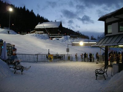 Talstation der 8-MGD Zau[:ber:]g Kabinenbahn, im Hintergrund das Seewirtshaus