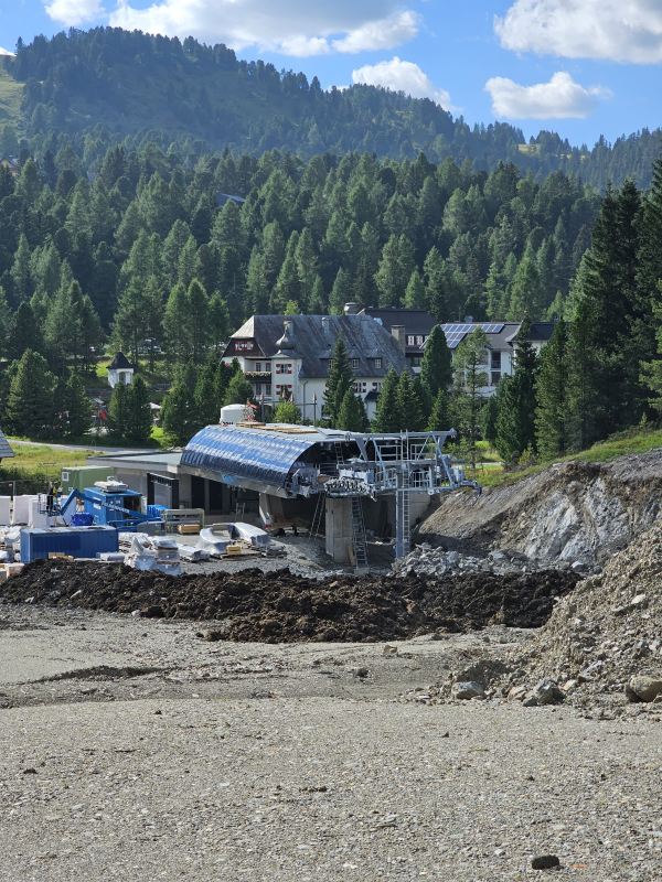 Die Talstation ist bereits mit der Stationstechnik (Fördereinrichtungen, Seilscheibe, etc.) ausgerüstet.