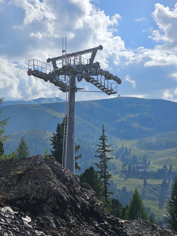Im Hintergrund erkennt man links die Bergstation der Panoramabahn und rechts die Trasse der Kornockbahn.
