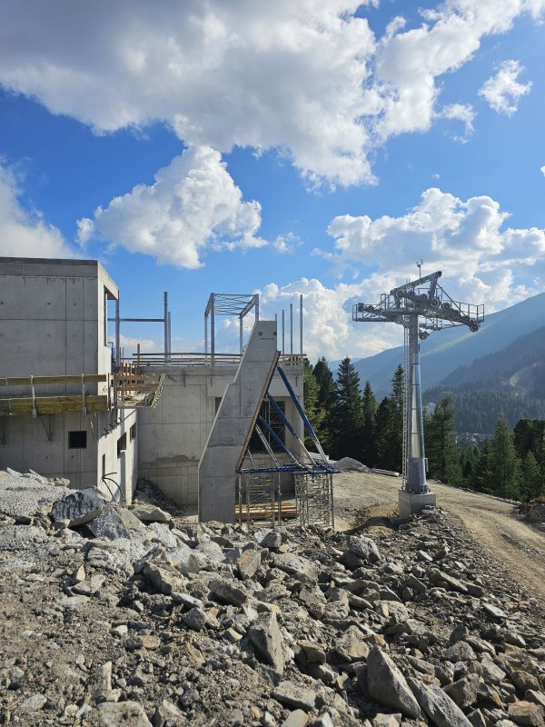 Dem schrägen Betonpfeiler nach zu urteilen, dürfte die Architektur der Station äußerst interessant werden.