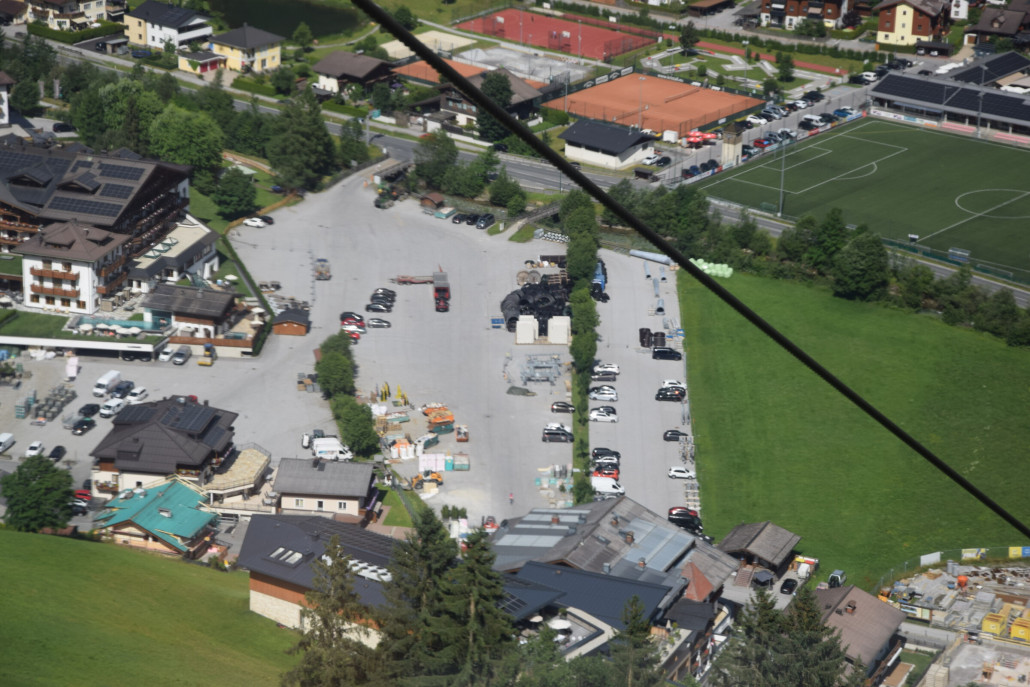 Blick aus der Panoramabahn auf den Parkplatz